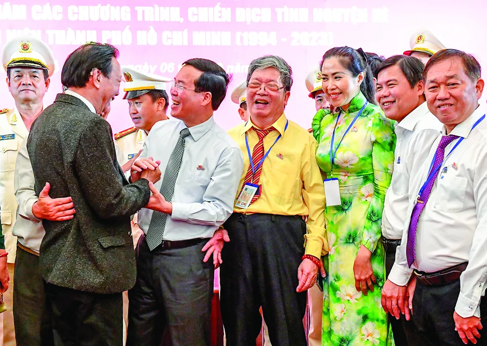 Chủ tịch nước Võ Văn Thưởng thăm hỏi các đại biểu tại chương trình. Ảnh: VIỆT DŨNG Chủ tịch nước Võ Văn Thưởng thăm hỏi các đại biểu tại chương trình. Ảnh: VIỆT DŨNG