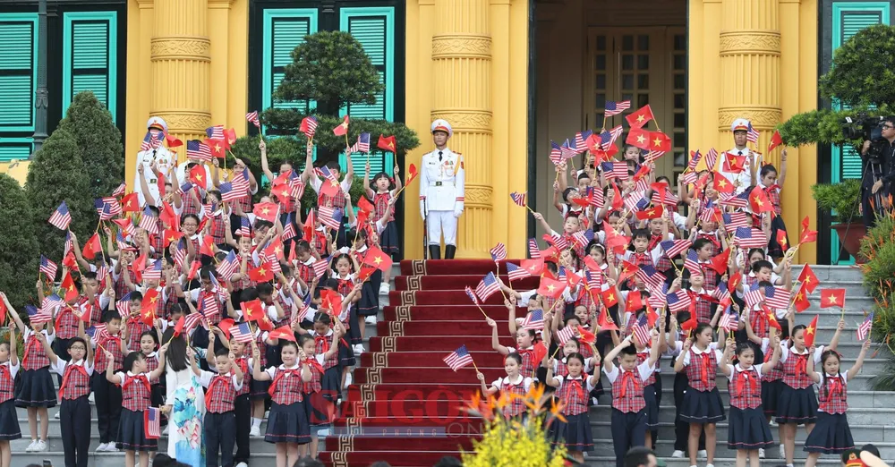 Thiếu nhi Thủ đô chào đón Tổng thống Joe Biden tại Lễ đón chính thức, chiều 10-9. Ảnh: QUANG PHÚC Thiếu nhi Thủ đô chào đón Tổng thống Joe Biden tại Lễ đón chính thức, chiều 10-9. Ảnh: QUANG PHÚC