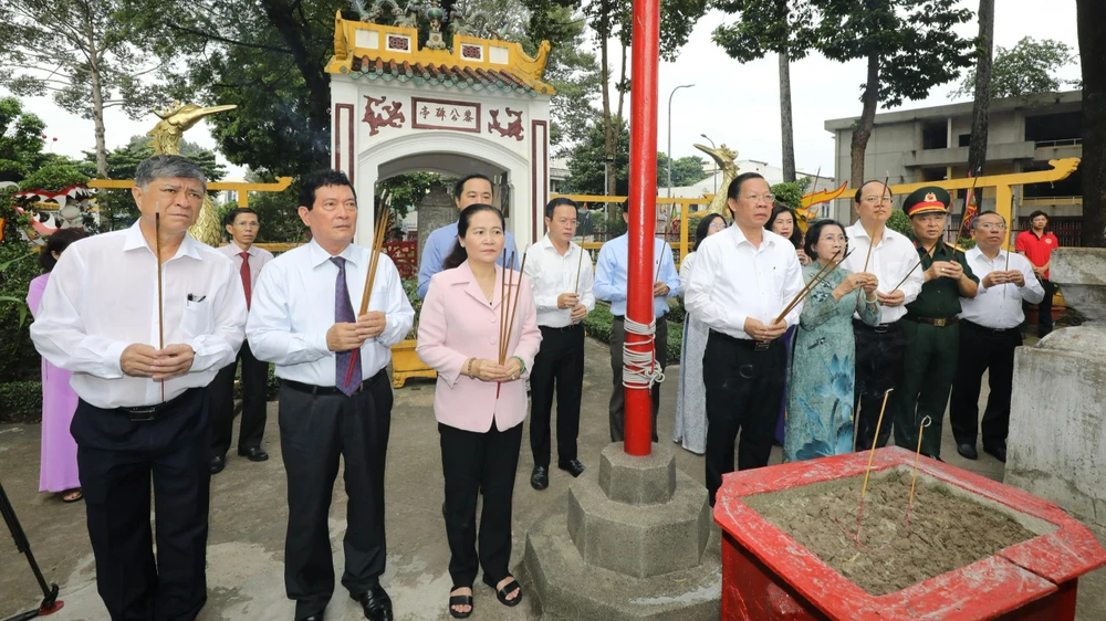 Chủ tịch UBND TPHCM Phan Văn Mãi và đoàn lãnh đạo Thành phố dâng hương Đức Thượng Công Tả quân Lê Văn Duyệt. Ảnh: DŨNG PHƯƠNG 