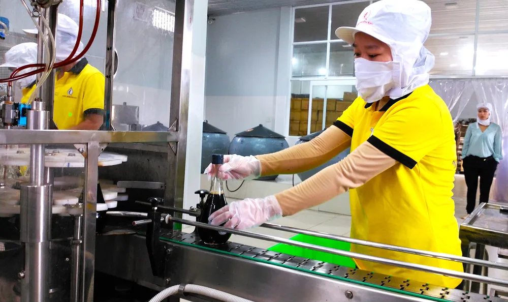 Nước mắm thành phẩm được đóng chai theo quy trình hiện đại, vệ sinh