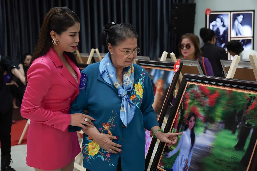 Nghệ sĩ Lý Hương và mẹ tham gia triển lãm Nghệ sĩ Lý Hương và mẹ tham gia triển lãm