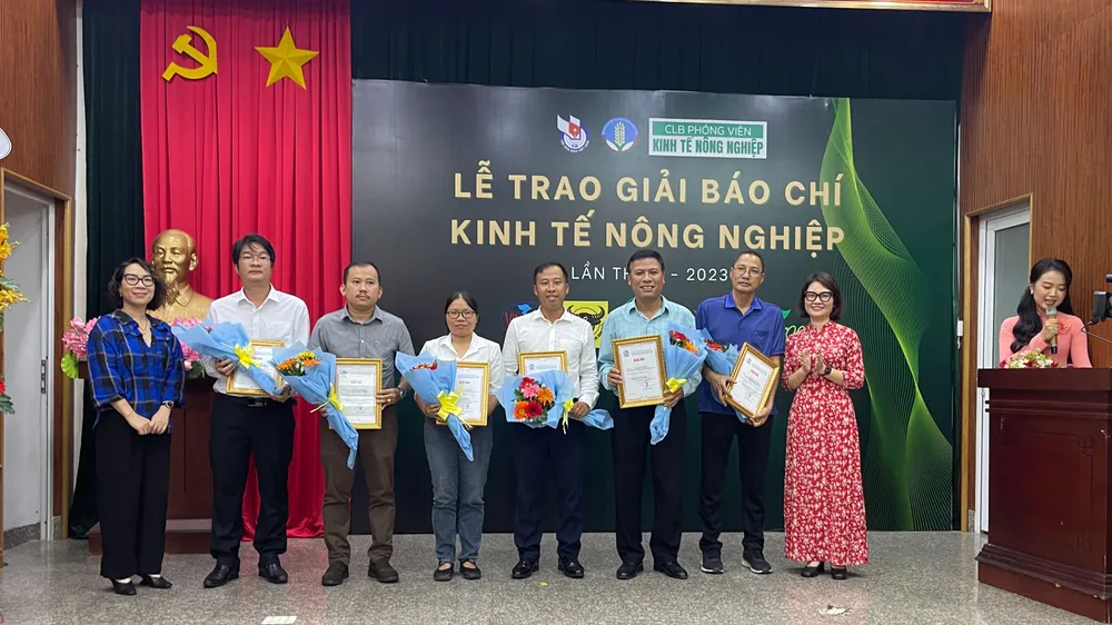 Ban tổ chức trao giải cho các tác giả Ban tổ chức trao giải cho các tác giả