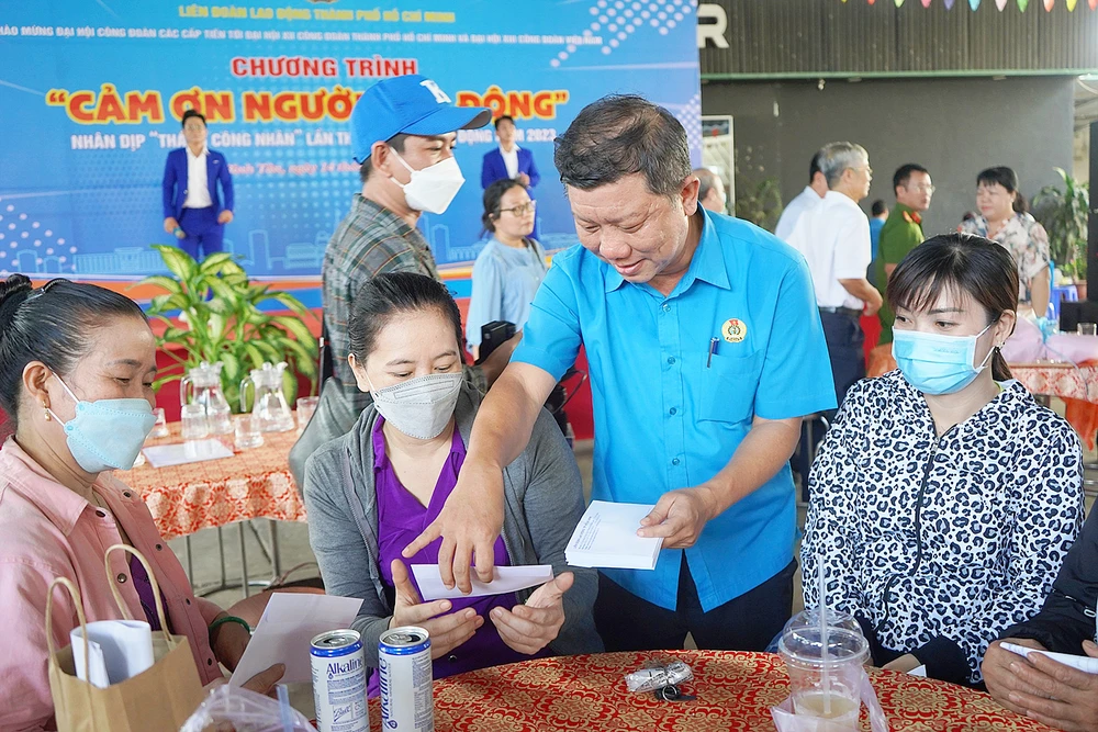 Phó Chủ tịch Thường trực LĐLĐ TPHCM Trần Đoàn Trung tặng quà đoàn viên, người lao động trong Chương trình “Cảm ơn người lao động”