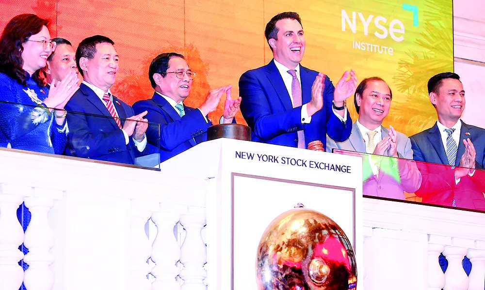 Trong chương trình hoạt động tại Hoa Kỳ, sáng 21-9 (giờ địa phương), Thủ tướng Phạm Minh Chính đã rung chuông khai mạc phiên giao dịch Sàn chứng khoán New York (NYSE) và làm việc với lãnh đạo NYSE. Ảnh: TTXVN Trong chương trình hoạt động tại Hoa Kỳ, sáng 21-9 (giờ địa phương), Thủ tướng Phạm Minh Chính đã rung chuông khai mạc phiên giao dịch Sàn chứng khoán New York (NYSE) và làm việc với lãnh đạo NYSE. Ảnh: TTXVN