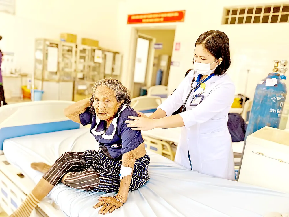 Bác sĩ CKI Ka Phương Thảo thăm khám cho người dân tại Trung tâm Y tế huyện Đam Rông, tỉnh Lâm Đồng Bác sĩ CKI Ka Phương Thảo thăm khám cho người dân tại Trung tâm Y tế huyện Đam Rông, tỉnh Lâm Đồng