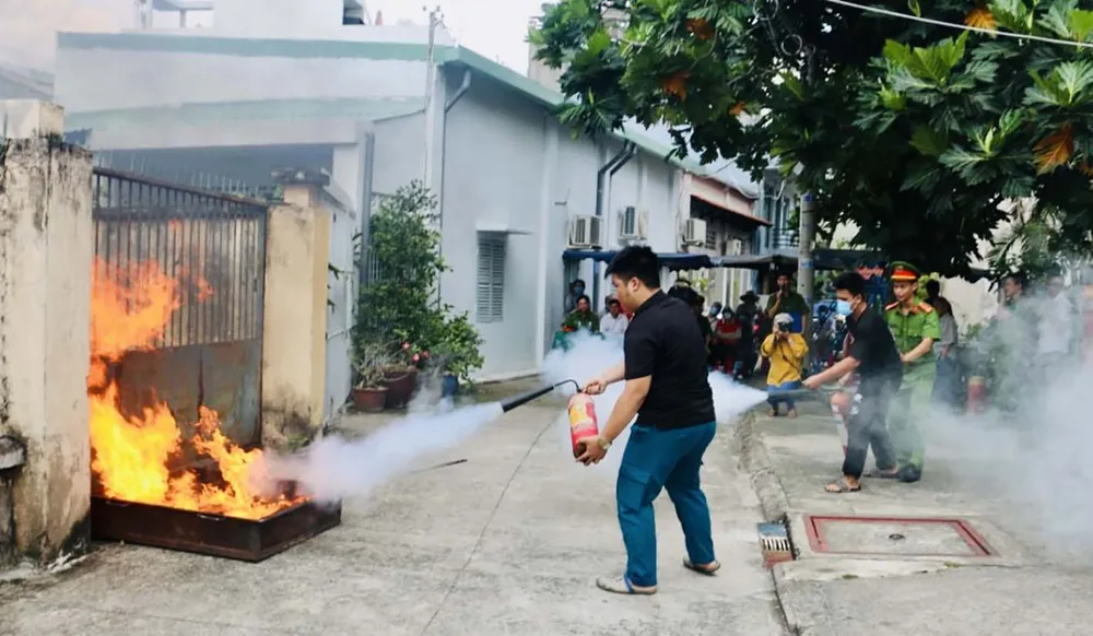 Người dân tổ dân phố 30, khu phố 4, phường 4, quận Gò Vấp (TPHCM) tham gia tập huấn phòng cháy, chữa cháy. Ảnh: CHÍ THẠCH Người dân tổ dân phố 30, khu phố 4, phường 4, quận Gò Vấp (TPHCM) tham gia tập huấn phòng cháy, chữa cháy. Ảnh: CHÍ THẠCH