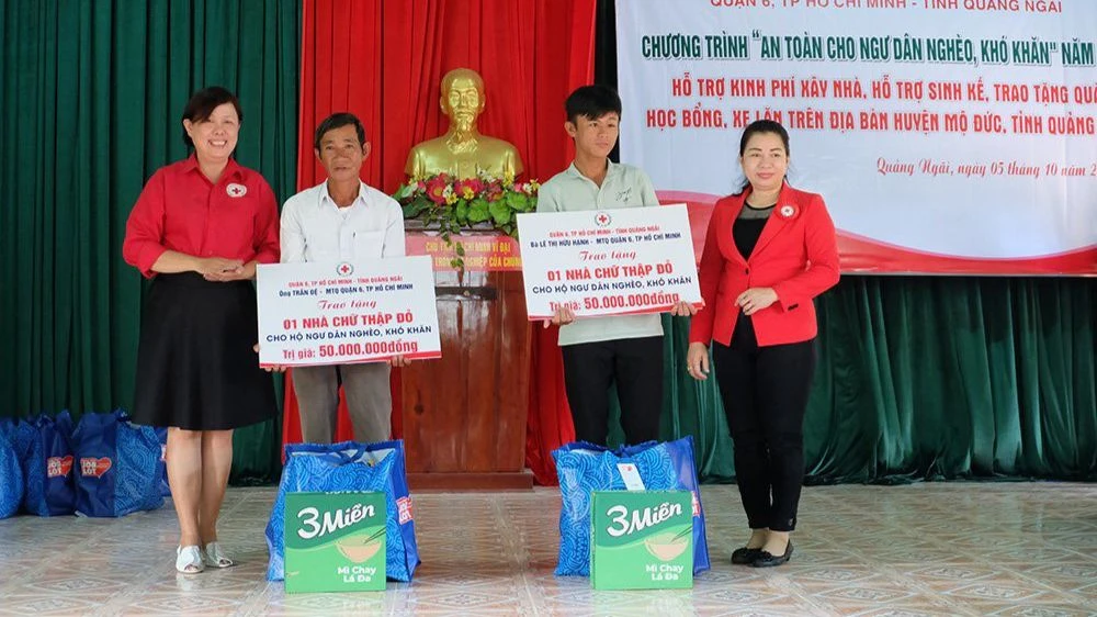 Tặng nhà chữ thập đỏ cho hộ ngư dân nghèo, khó khăn. Ảnh: Hội Chữ thập đỏ tỉnh Quảng Ngãi