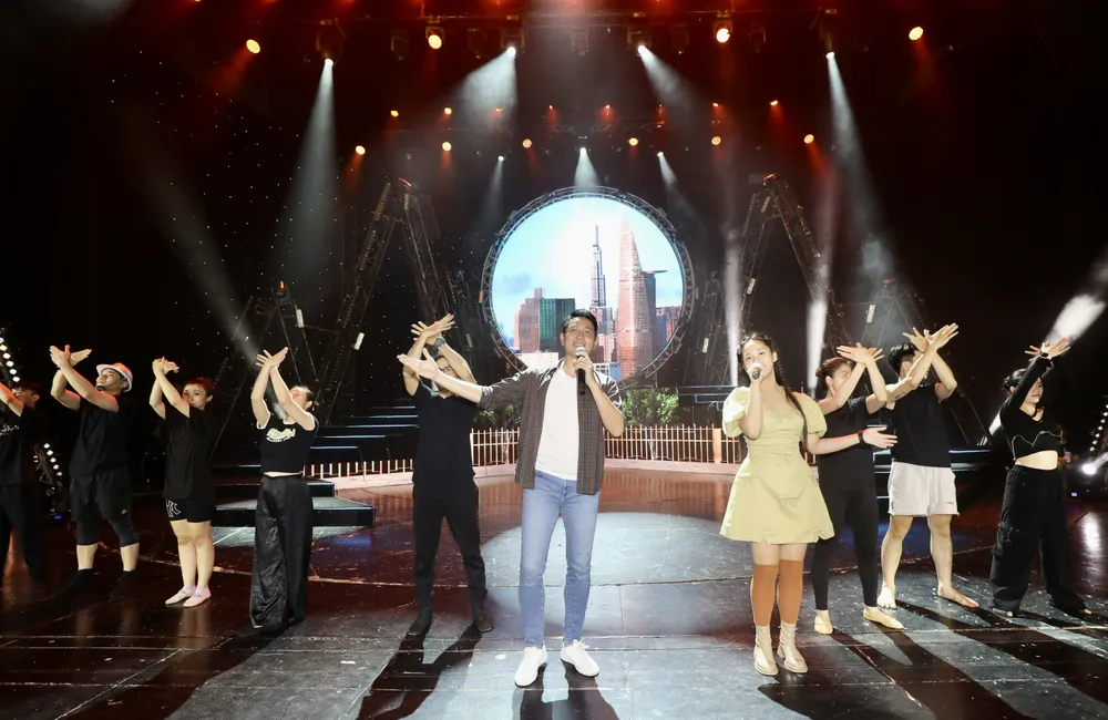 Ca sĩ Nguyễn Phi Hùng và Bella Vũ đang tập luyện chuẩn bị cho chương trình. Ảnh: DŨNG PHƯƠNG