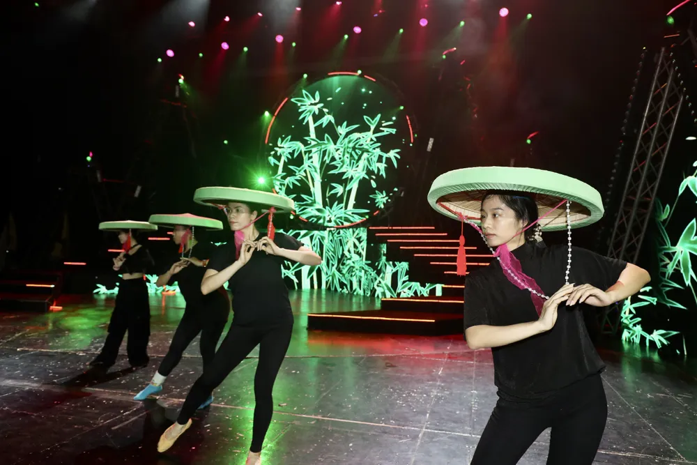 Nhóm múa đang tập luyện. Ảnh: DŨNG PHƯƠNG