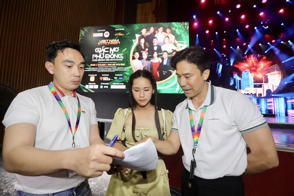 Đạo diễn Lê Việt trao đổi kịch bản chương trình với ca sĩ Bella Vũ. Ảnh: DŨNG PHƯƠNG