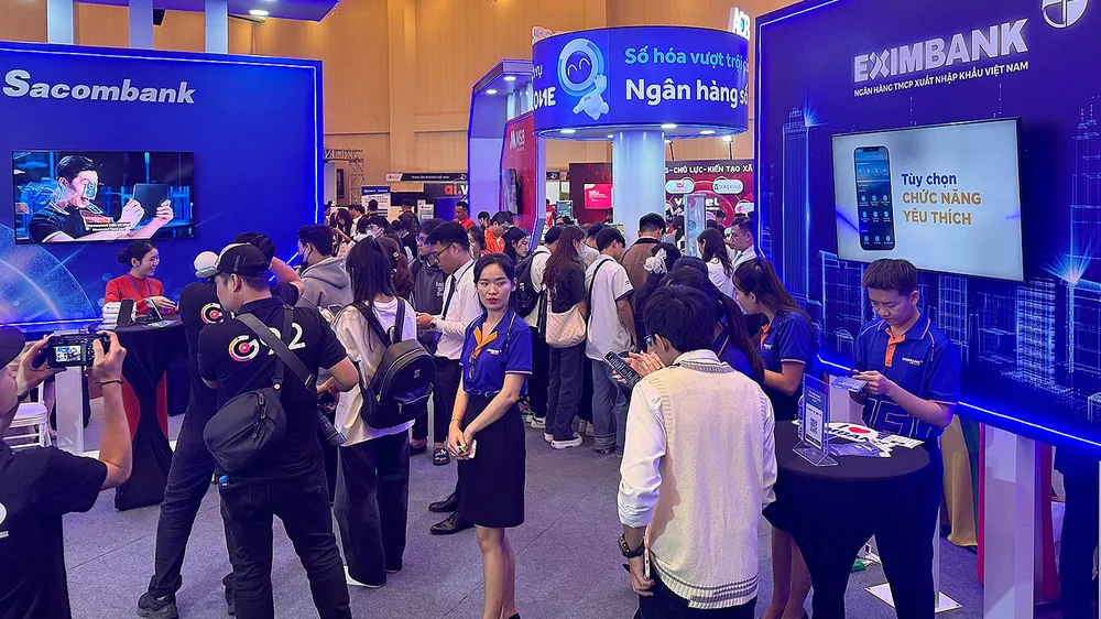 Các ngân hàng trình diễn công nghệ tại sự kiện “Khai phá dữ liệu số, thành công chuyển đổi số”