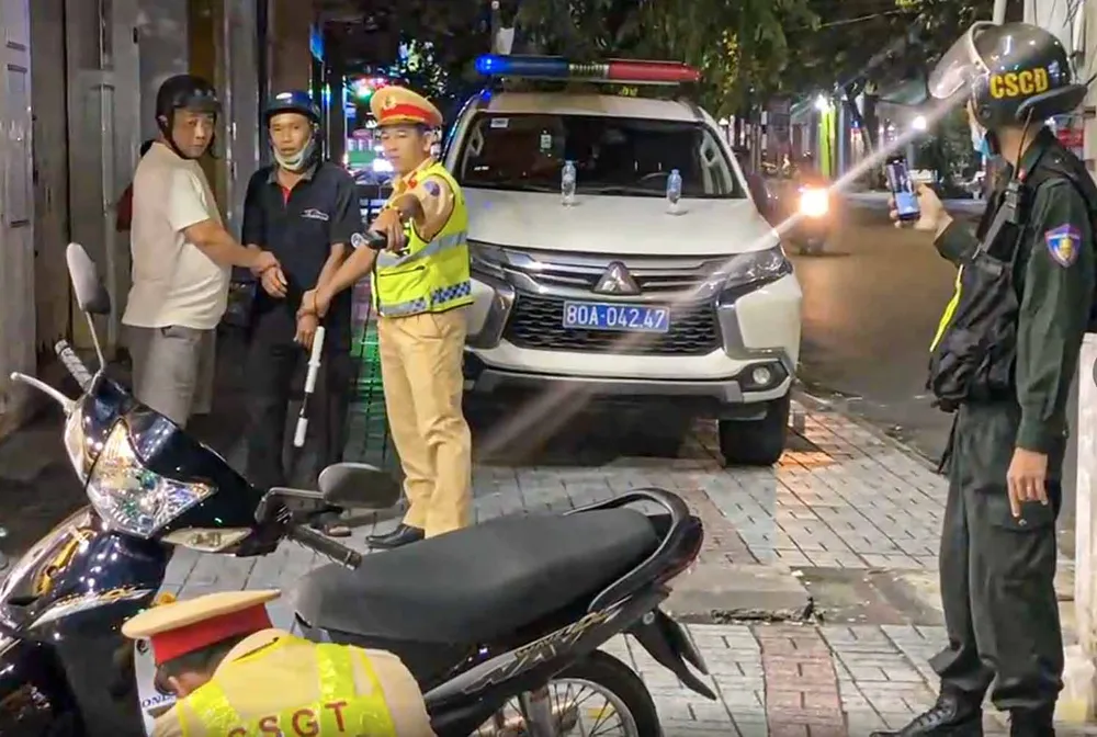 Một người đàn ông ở Tiền Giang rút ống dẫn xăng dọa đốt xe khi bị CSGT yêu cầu đo nồng độ cồn. Ảnh: NGỌC PHÚC