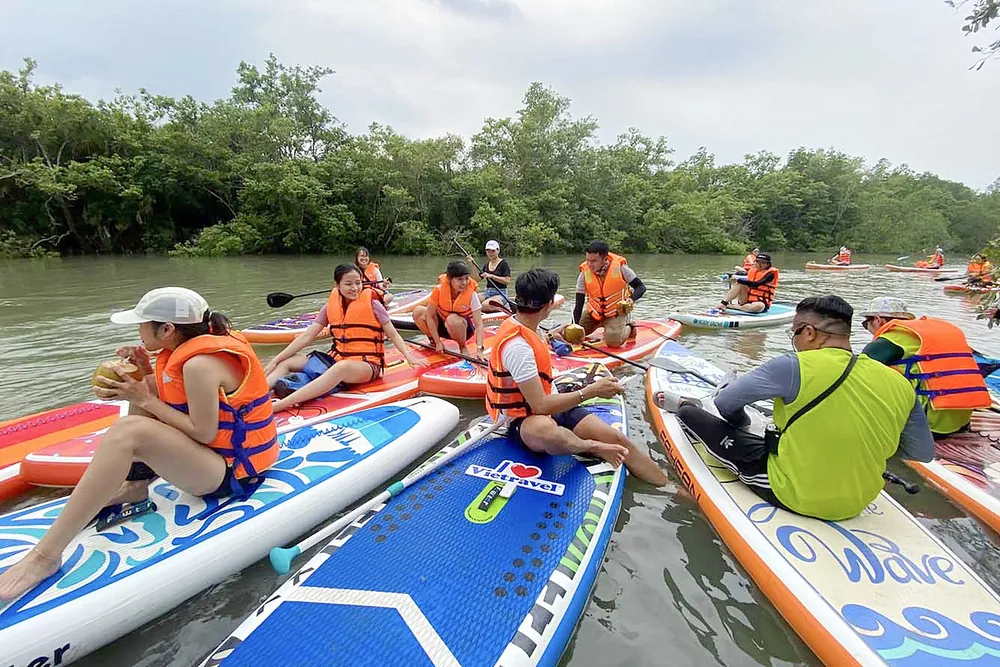 Du khách được hướng dẫn về kỹ thuật chèo SUP tại huyện Cần Giờ, TPHCM