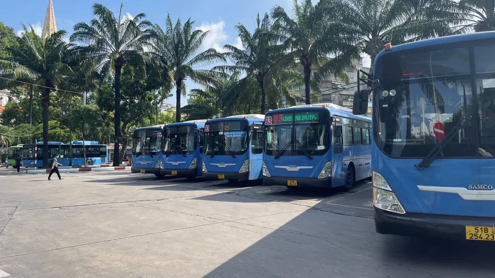 Bến xe buýt trung tâm thành phố tại Công viên 23-9 (quận 1, TPHCM) Bến xe buýt trung tâm thành phố tại Công viên 23-9 (quận 1, TPHCM)