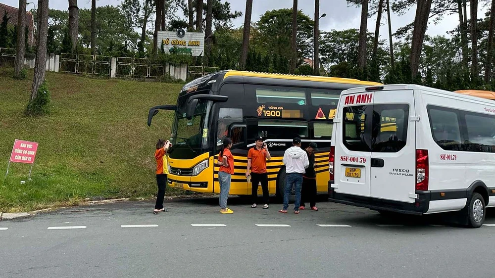 Xe trung chuyển của nhà xe An Anh đón khách trên đường Yersin (TP Đà Lạt, Lâm Đồng). Ảnh: ĐOÀN KIÊN