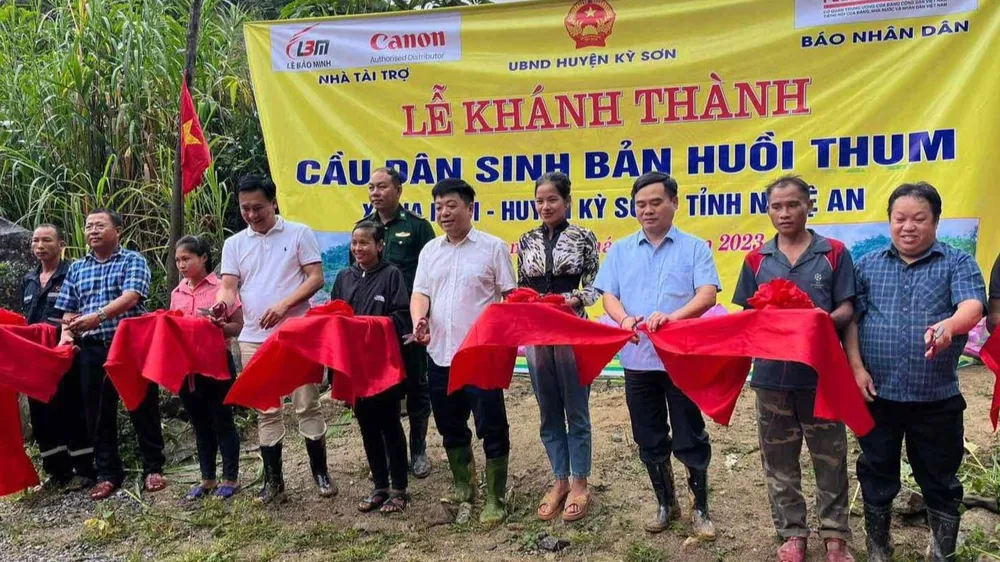 Cắt băng khánh thành cầu dân sinh bản Huồi Thum ở xã Na Ngoi (Kỳ Sơn)