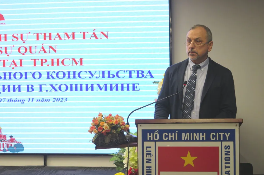 Lãnh sự Tham tán Tổng Lãnh sự quán Nga tại TPHCM Valery Mikhailovich Karchagin phát biểu tại buổi họp mặt. Ảnh: THỤY VŨ Lãnh sự Tham tán Tổng Lãnh sự quán Nga tại TPHCM Valery Mikhailovich Karchagin phát biểu tại buổi họp mặt. Ảnh: THỤY VŨ