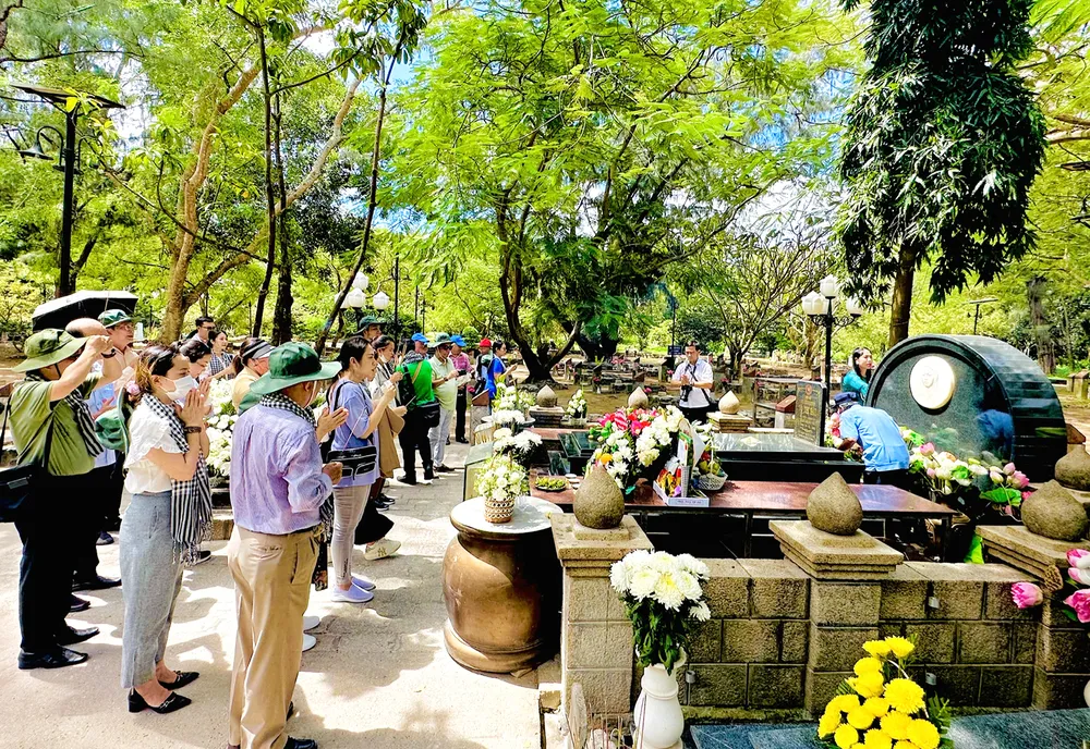 Đoàn viếng và dâng hương tại phần mộ Anh hùng Lực lượng vũ trang nhân dân Võ Thị Sáu