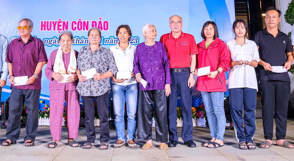 Trưởng Ban Tuyên giáo Thành ủy TPHCM Phan Nguyễn Như Khuê tặng quà hỗ trợ gia đình chính sách khó khăn tại Côn Đảo