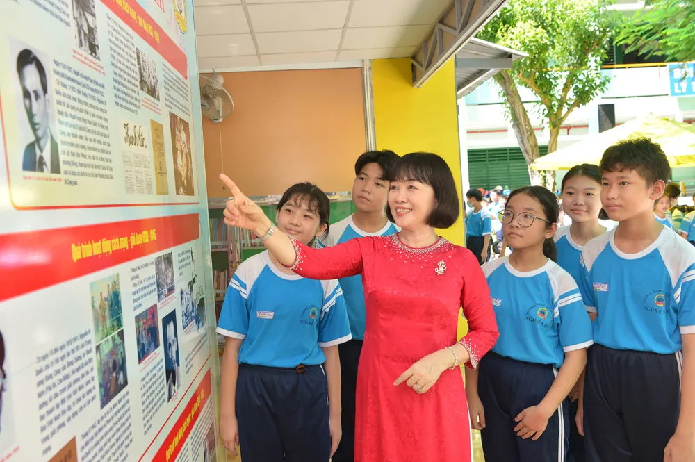 Cô Trương Thị Đẹp, Hiệu trưởng Trường THCS Nguyễn Du, quận Gò Vấp, cùng các học sinh tham quan Không gian văn hóa Hồ Chí Minh tại trường. Ảnh: CAO THĂNG