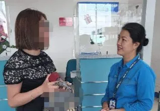 Chị Võ Thị Thùy Dung (bên phải) trao trả lại viên kim cương cho nữ hành khách Chị Võ Thị Thùy Dung (bên phải) trao trả lại viên kim cương cho nữ hành khách