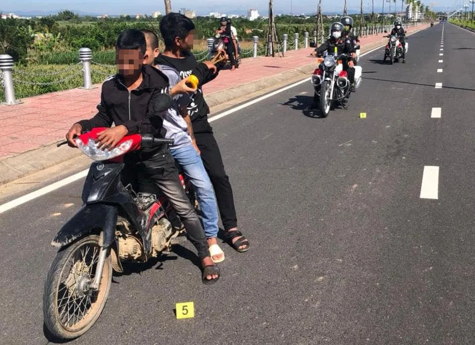Thực nghiệm hiện trường vụ nhóm thanh niên tấn công công an. Ảnh: Công an TP Kon Tum Thực nghiệm hiện trường vụ nhóm thanh niên tấn công công an. Ảnh: Công an TP Kon Tum