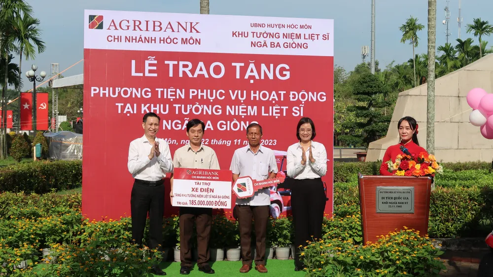 Đại diện Agribank trao tặng bảng tượng trưng cho đại diện Khu tưởng niệm Ngã Ba Giồng với tổng trị giá 185 triệu đồng Đại diện Agribank trao tặng bảng tượng trưng cho đại diện Khu tưởng niệm Ngã Ba Giồng với tổng trị giá 185 triệu đồng