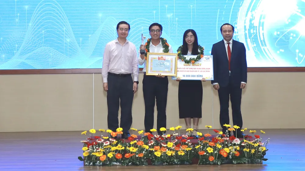 Tác giả được trao giải Nhất