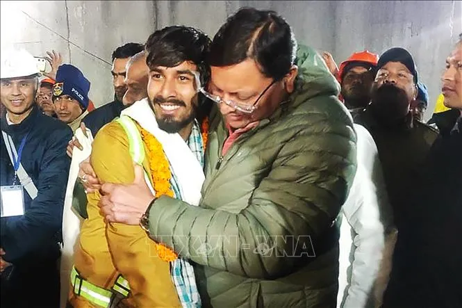 Thủ hiến bang Uttarakhand của Ấn Độ (phải) thăm hỏi sức khỏe một công nhân. Ảnh: TTXVN