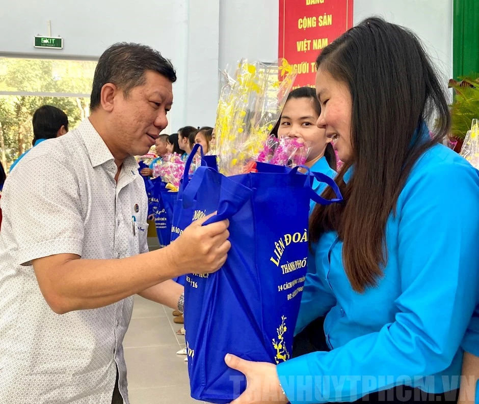 Phó Chủ tịch Thường trực LĐLĐ TPHCM Trần Đoàn Trung trao tặng quà cho đoàn viên Trung tâm Bảo trợ tâm thần Tân Định vào dịp tết. Ảnh: thanhuytphcm