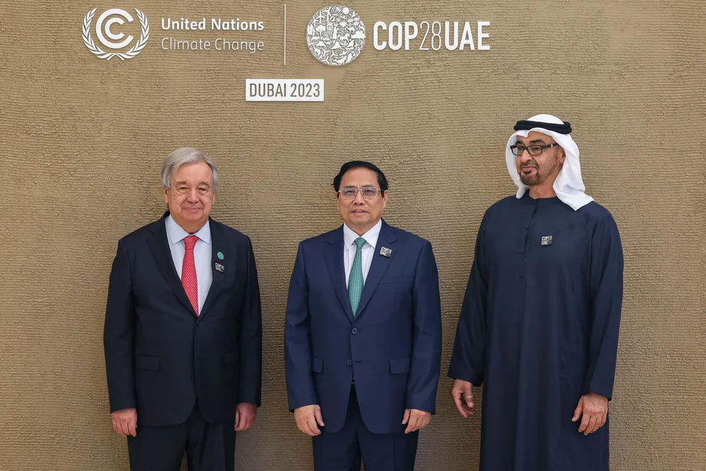 Tổng thống UAE Sheikh Mohamed bin Zayed Al Nahyan và Tổng Thư ký Liên hợp quốc Antonio Guterres đón Thủ tướng Phạm Minh Chính. Ảnh: TTXVN Tổng thống UAE Sheikh Mohamed bin Zayed Al Nahyan và Tổng Thư ký Liên hợp quốc Antonio Guterres đón Thủ tướng Phạm Minh Chính. Ảnh: TTXVN