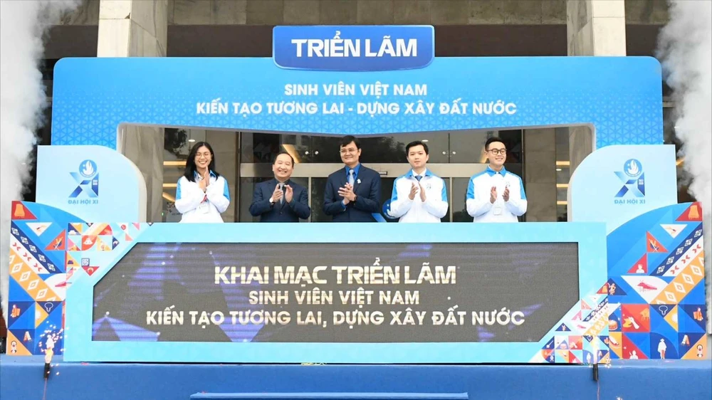 Khai mạc triển lãm “Sinh viên Việt Nam - Kiến tạo tương lai, dựng xây đất nước” chiều 18-12 tại Hà Nội. Ảnh: VIẾT CHUNG