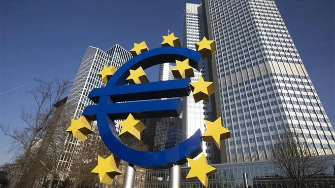 Biểu tượng đồng euro phía trước trụ sở Ngân hàng trung ương châu Âu (ECB) ở Frankfurt, Đức. Ảnh: AFP/TTXVN