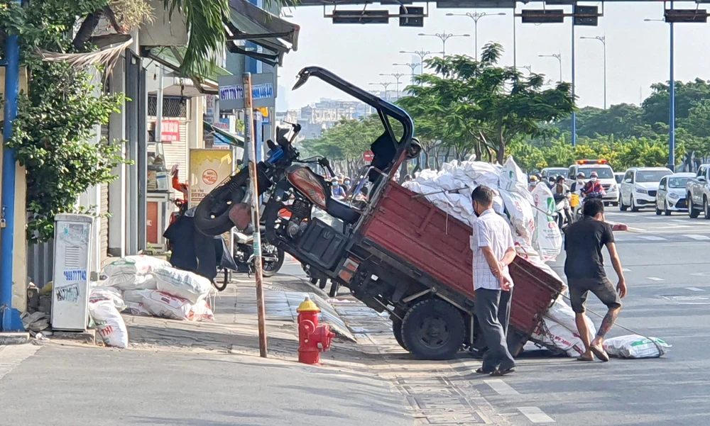 Xe ba bánh bị đổ do chở hàng cồng kềnh