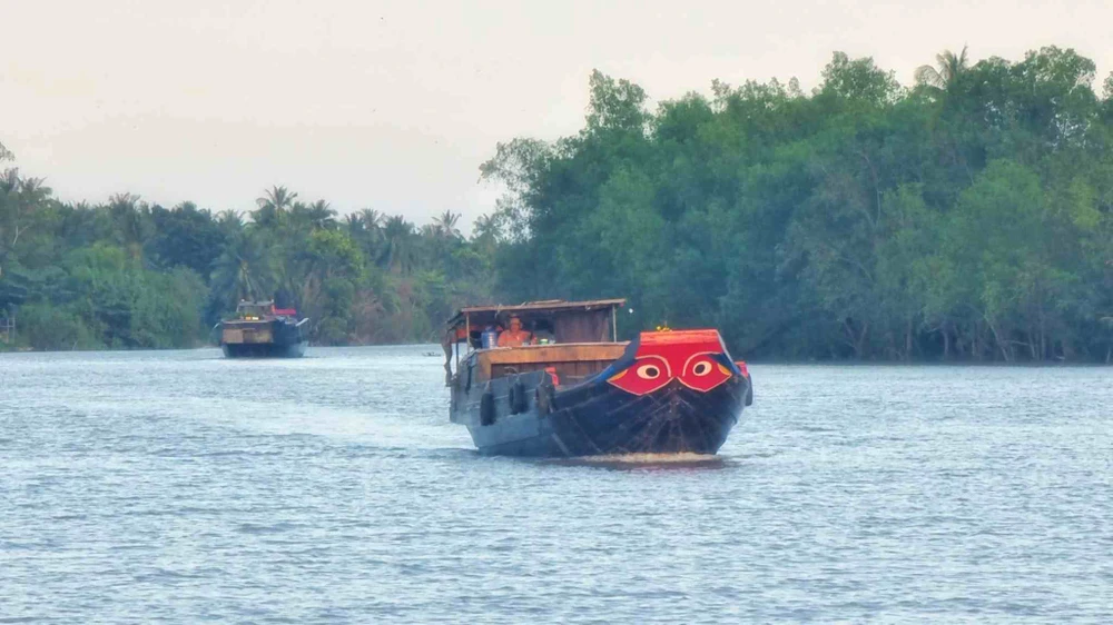 Mắt ghe mang dáng vẻ hiền hòa nhưng cũng đủ thần đủ oai để làm điểm tựa tinh thần cho người dân di chuyển trên sông nước. Ảnh: VINH VÕ