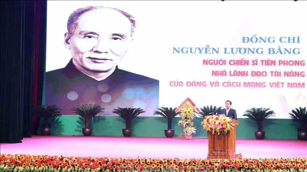 Đồng chí Trần Đức Thắng, Ủy viên Trung ương Đảng, Bí thư Tỉnh ủy Hải Dương đọc diễn văn. Ảnh: TTXVN