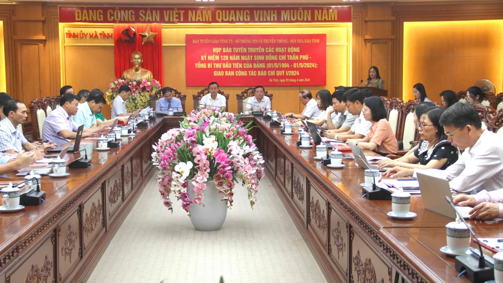 Quang cảnh buổi họp báo 