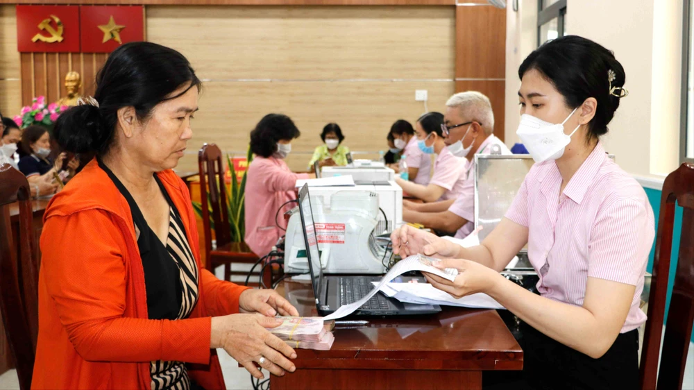 Ngân hàng chính sách xã hội quận 12 giải ngân cho người dân vay vốn hỗ trợ giảm nghèo, giải quyết việc làm