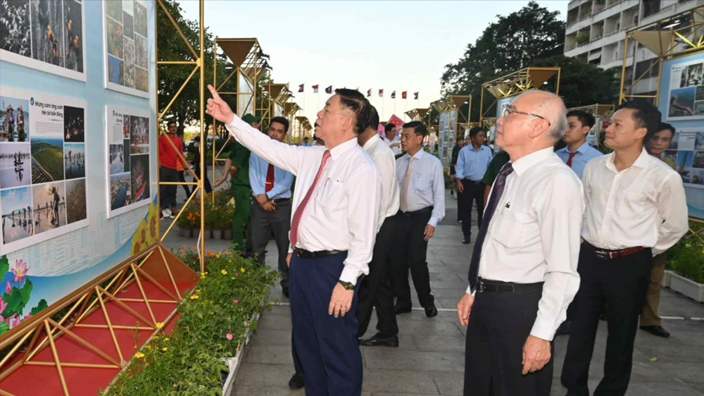 Các đại biểu tham quan triển lãm ảnh “TPHCM cùng cả nước, vì cả nước” do Ban Tuyên giáo Trung ương, Thành ủy TPHCM và Hội Nghệ sĩ Nhiếp ảnh Việt Nam tổ chức tại TPHCM ngày 25-4. Ảnh: DŨNG PHƯƠNG