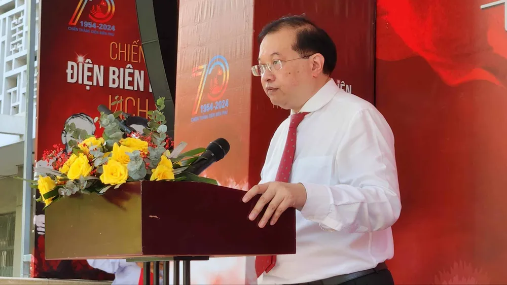 Thứ trưởng Bộ VH-TT-DL Tạ Quang Đông phát biểu khai mạc triển lãm. Ảnh: VĂN TUẤN trien-lam-dien-anh-2-5939.jpg