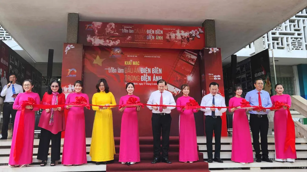 Các đại biểu cắt băng khai mạc triển lãm sáng 17-5. Ảnh: VĂN TUẤN trien-lam-dien-anh-4-1702.jpg