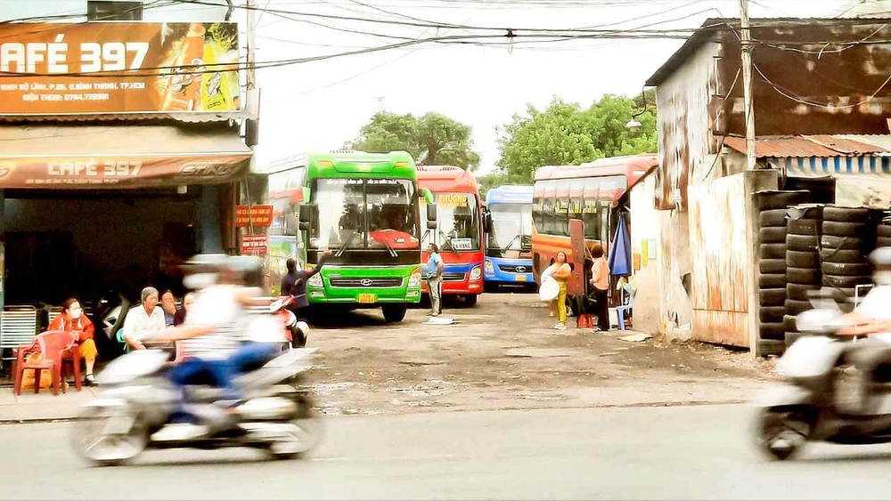 Theo ghi nhận, xe khách tại bến cóc thuộc quận Bình Thạnh (TPHCM) hoạt động ra vào bến liên tục. Ảnh: HẢI NGỌC