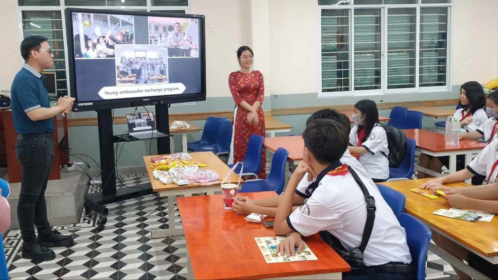  Học sinh lớp 9 Trường THCS Lê Quý Đôn (quận 3, TPHCM) tìm hiểu môi trường học tập ở cấp THPT. Ảnh: THU TÂM