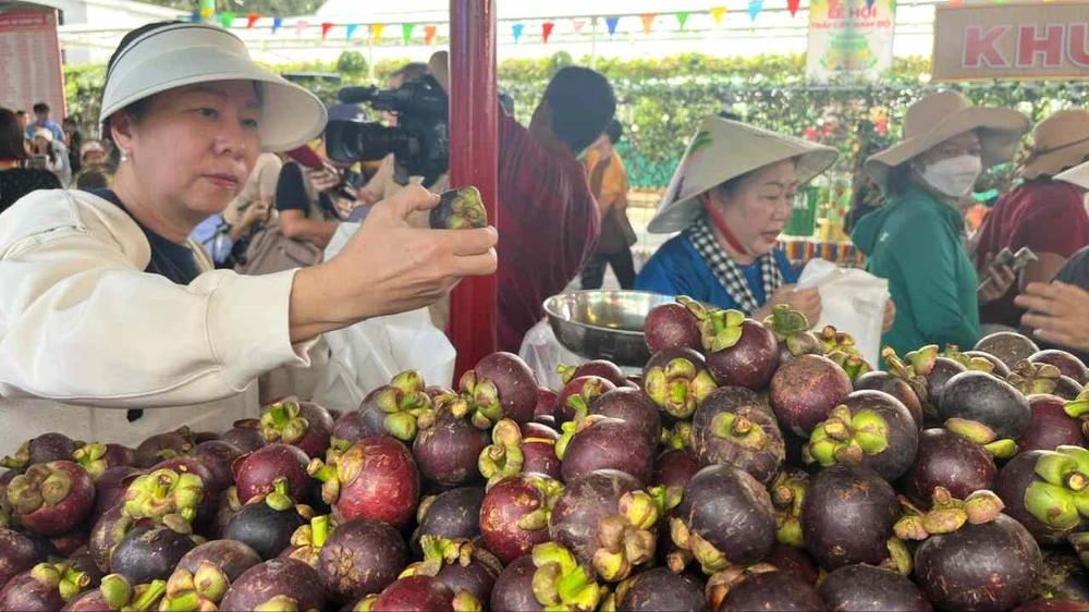 Măng cụt cũng là loại trái cây yêu thích được người tiêu dùng chọn mua tại lễ hội