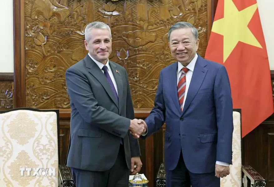 Chủ tịch nước Tô Lâm tiếp Đại sứ Cộng hòa Belarus tại Việt Nam Uladzimir Baravikou. Ảnh: TTXVN belarus.jpg