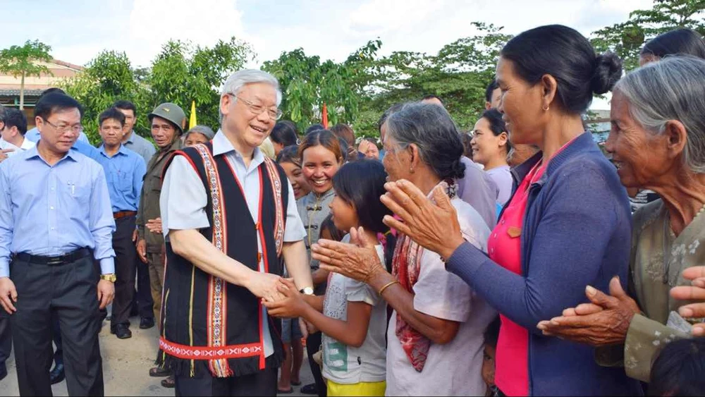 Tổng Bí thư Nguyễn Phú Trọng với nhân dân làng Kon Rờ Bàng, xã Vinh Quang (thành phố Kon Tum, tỉnh Kon Tum)