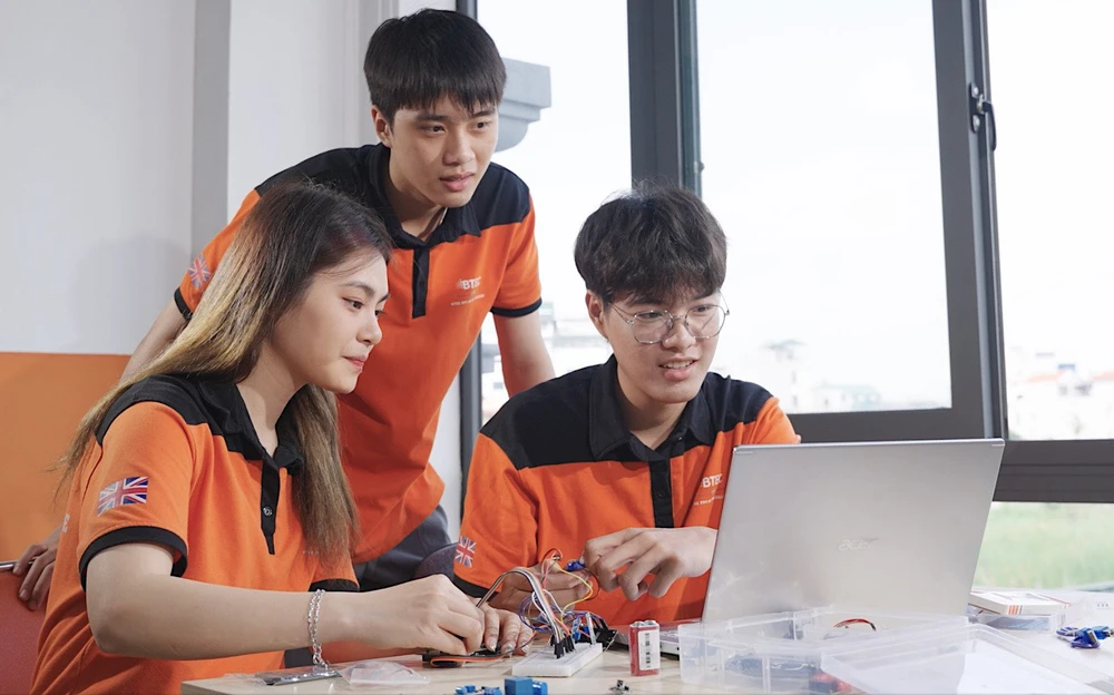 Sinh viên Trường Cao đẳng FPT Polytechnic nghiên cứu về công nghệ bán dẫn