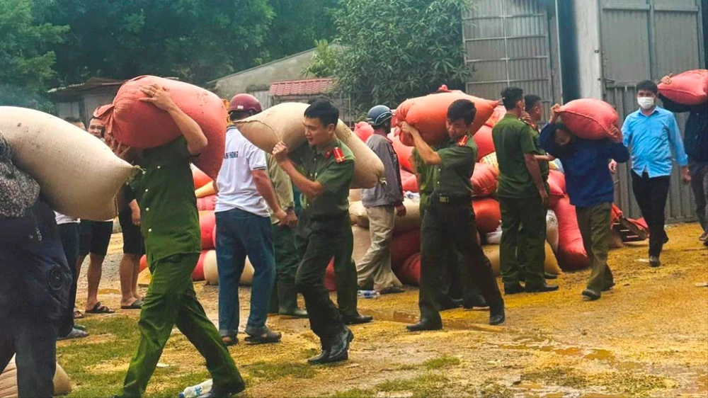 Mang lương thực đến vùng lũ