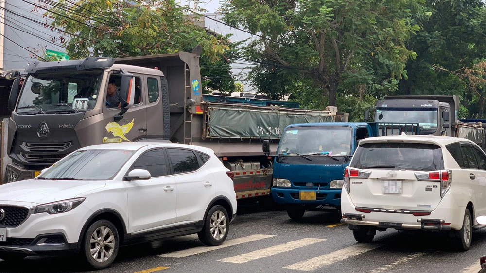 Hàng trăm lượt xe tải ra vào mỏ đá gây ùn tắc giao thông trên tuyến đường Lê Trọng Tấn trước đó