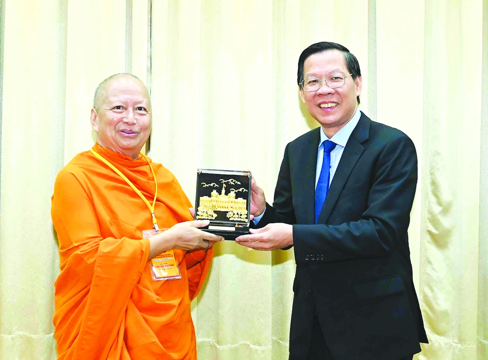 Chủ tịch UBND TPHCM Phan Văn Mãi trao quà lưu niệm đến Hòa thượng, GS-TS Phra Brahmapundit, Chủ tịch Ủy ban Tổ chức Quốc tế Đại lễ Vesak Liên hợp quốc. Ảnh: VIỆT DŨNG